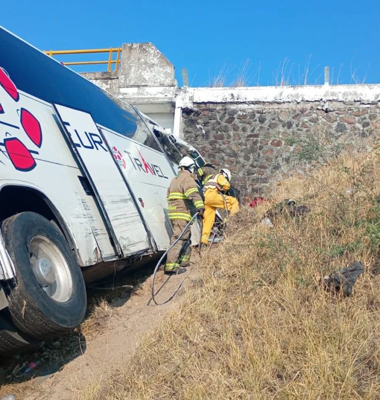 Autobús turístico se accidenta en la México-Guadalajara; hay 2 heridos