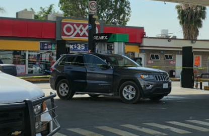 Conductor de camioneta es baleado en una brecha y llega a gasolinera para pedir ayuda