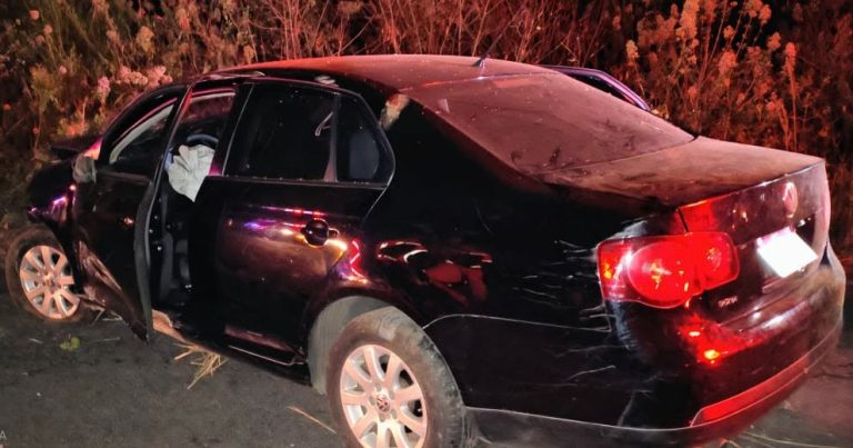 Hombre muere al volcar su vehículo en la carretera Chilchota-Huecato