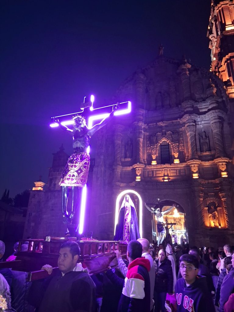 Fe y tradición se reunieron en la Procesión de los Cristos en Tlalpujahua