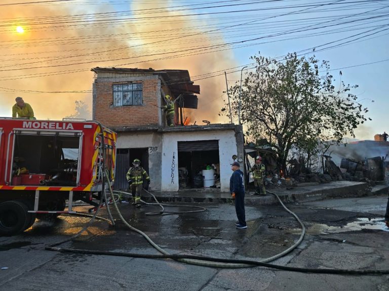 Arde vivienda en la colonia La Esperanza, al poniente de Morelia