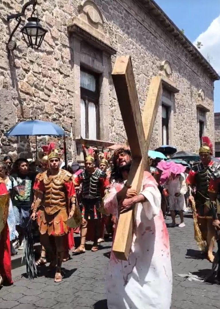 Fe y tradición congregan a cientos en el Viacrucis de Viernes Santo en el Centro Histórico