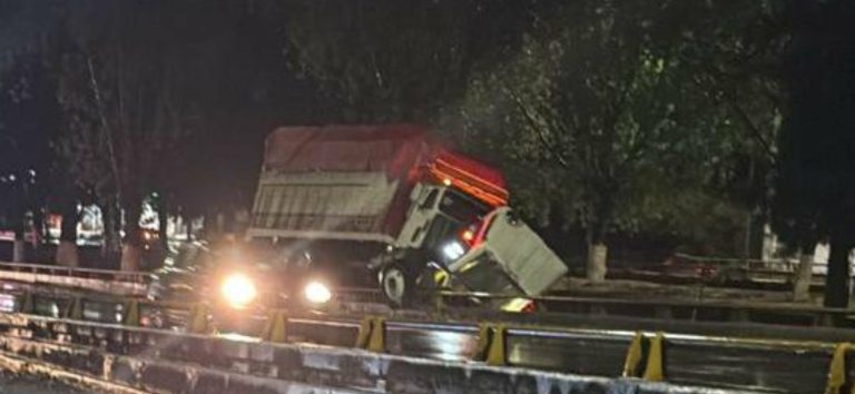 Torton choca contra señalética y queda sobre barandal en el Libramiento Norte de Morelia