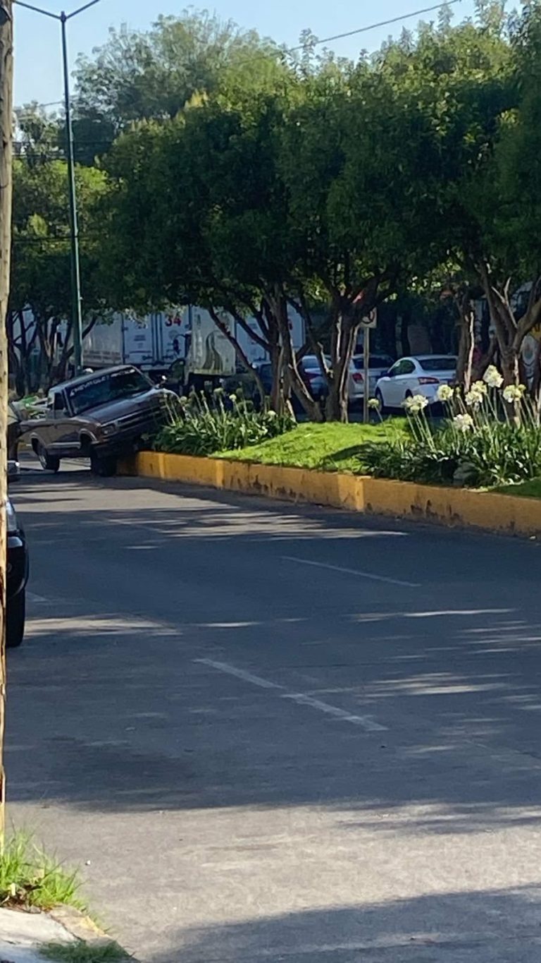Camioneta termina accidentada sobre un camellón tras ser chocada por otro vehículo, al sur de Morelia 
