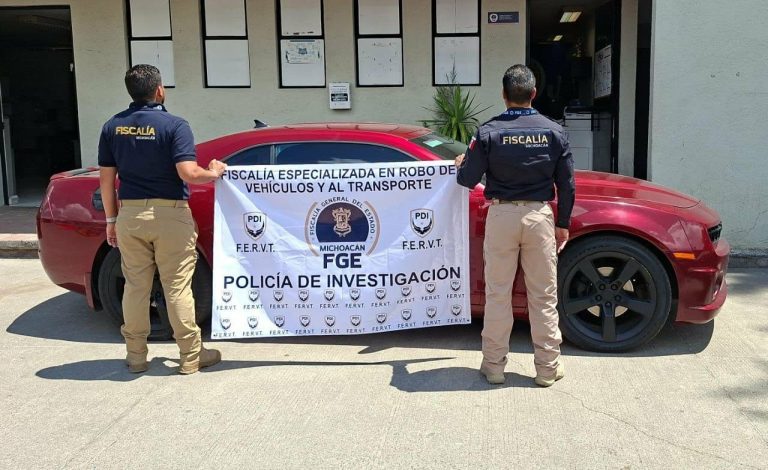 Aseguran auto con placas sobrepuestas y camión usado para transportar autopartes robadas, en Tarímbaro