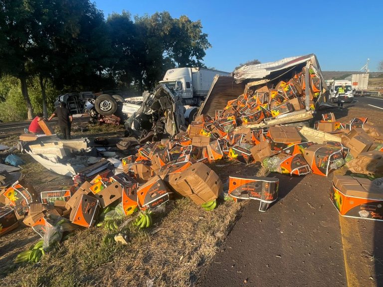 Choque entre tres tractocamiones deja dos heridos en la autopista México-Guadalajara 