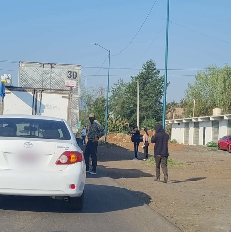 Normalistas se apoderan de camión abarrotero en Tiripetío