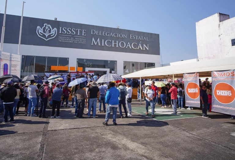 En exigencia de atención de salud digna y mesa de diálogo, CNTE toma delegación del ISSSTE