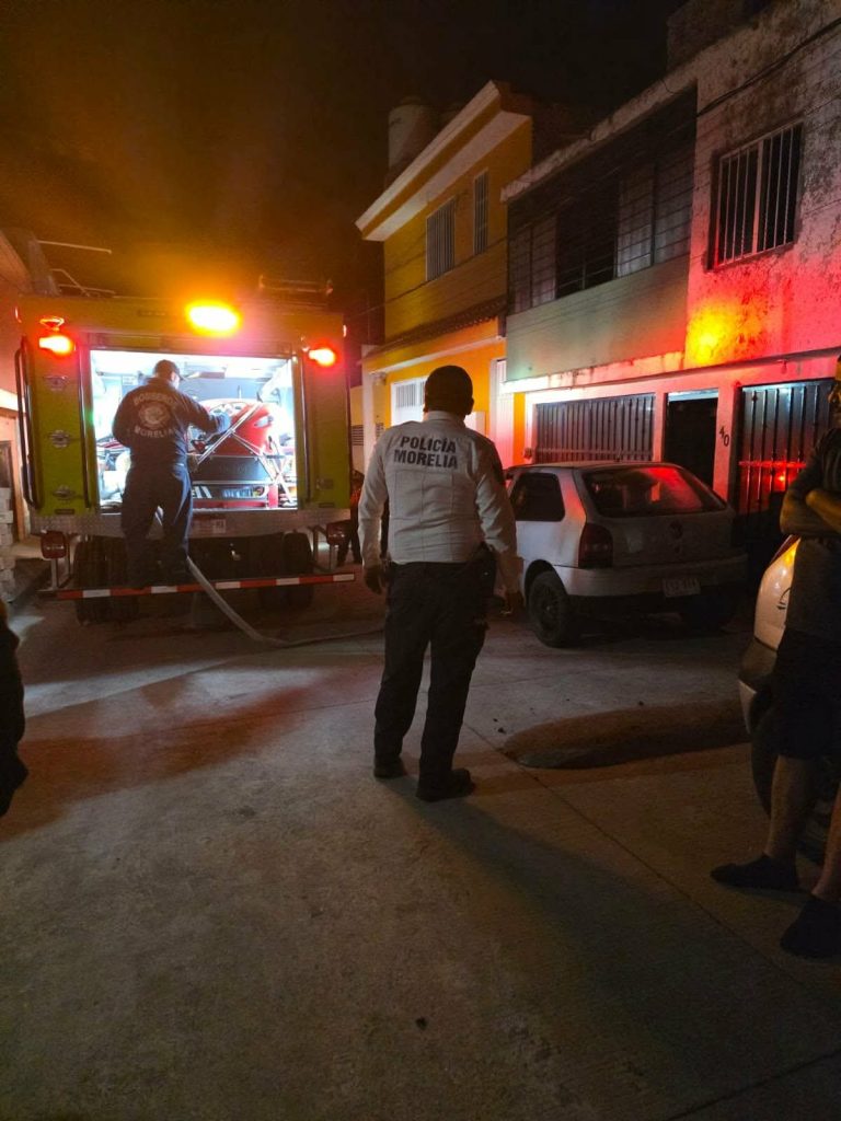 Incendio de domicilio en la Margarita Maza de Juárez moviliza a la Policía Morelia y bomberos 