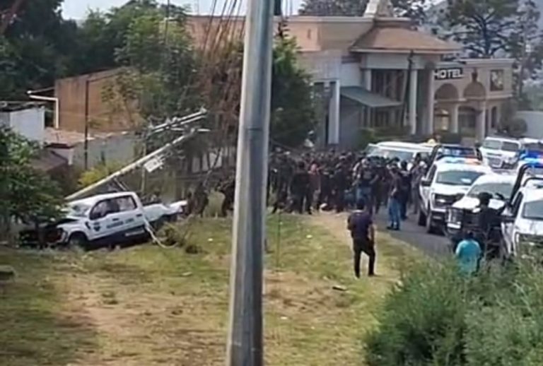 Vuelca patrulla de Guardia Civil durante operativo rumbo a Paracho; un muerto y 6 heridos 