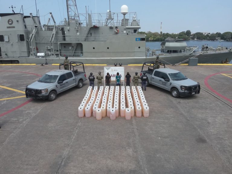 Marina asegura una embarcación con 6 mil litros de presunto huachicol, en las costas de Michoacán