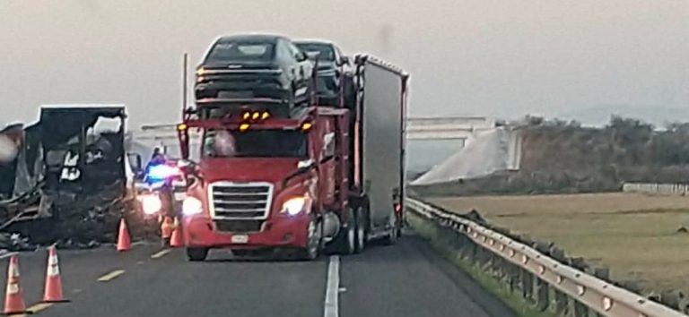 Se accidentan dos tractocamiones en la Morelia-Salamanca; uno se incendia