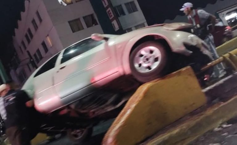 Auto choca contra protección de un puente de la avenida Madero Poniente de Morelia; hay un herido 