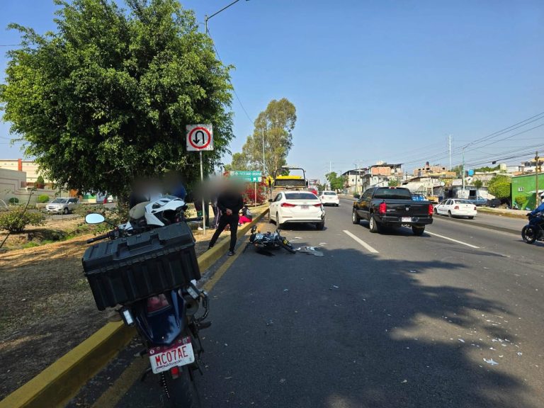 Motociclista resulta herido tras chocar contra auto en el Libramiento Poniente de Morelia