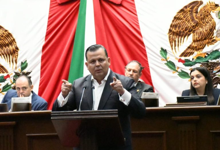 No sean cómplices de un gobernador omiso ante la violencia, dice Guillermo Valencia a diputados