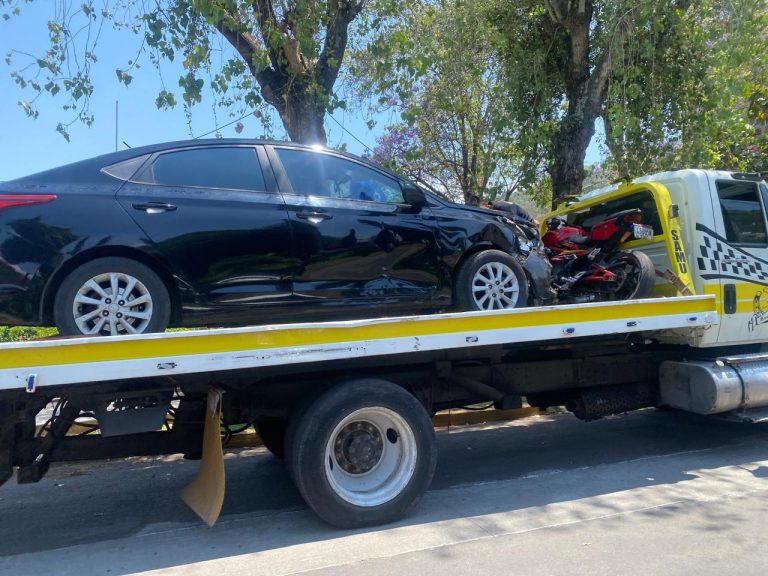 Se registra choque de motos y auto en la avenida Camelinas, Morelia