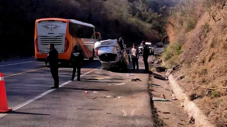 Volcadura deja una persona lesionada, en la Autopista Siglo XXI