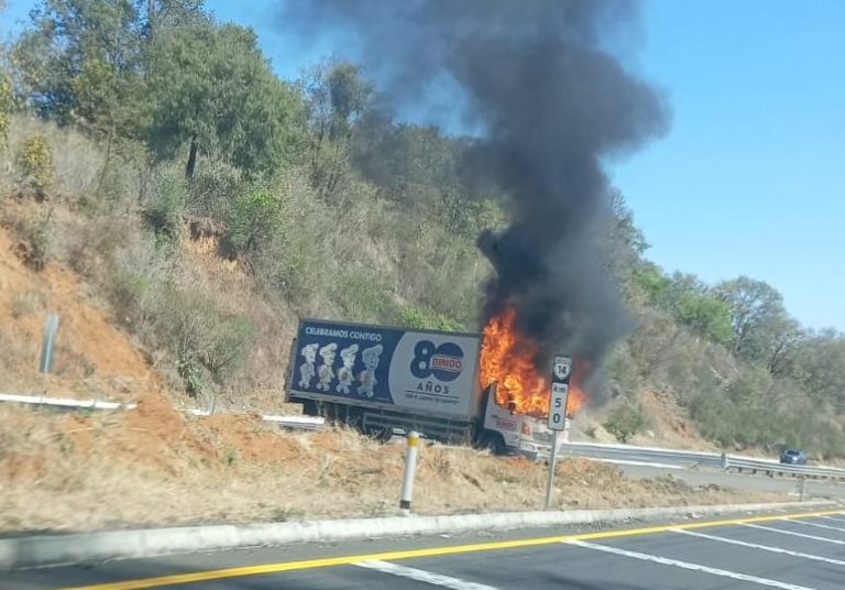 Vehículo de empresa Bimbo es incendiado en la Siglo XXI
