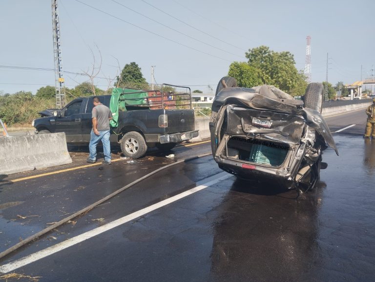 Dos heridos, saldo de aparatoso choque en Apatzingán