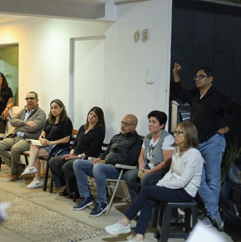 Adolfo Torres informa y atiende a vecinos de Las Cruces ante transición en servicios de agua