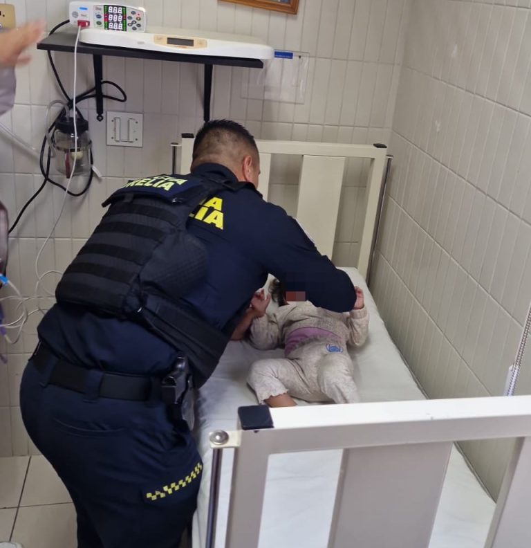 Policía Morelia salva a niña en emergencia médica