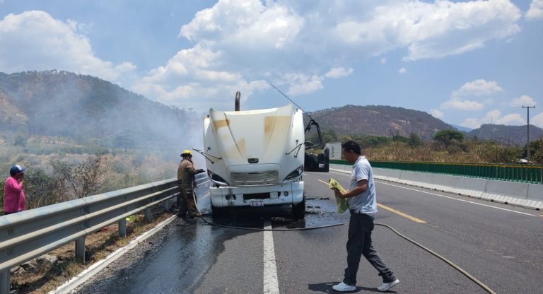Arde tráiler sobre la autopista Siglo XXI; no se reportan víctimas