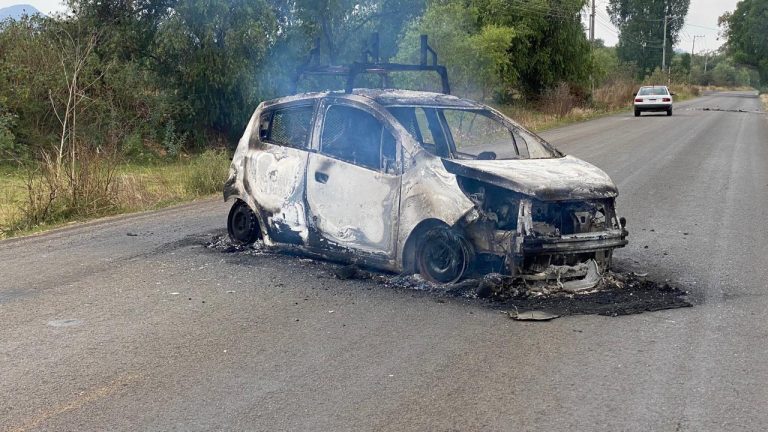 Normalistas queman tres vehículos en Tiripetío