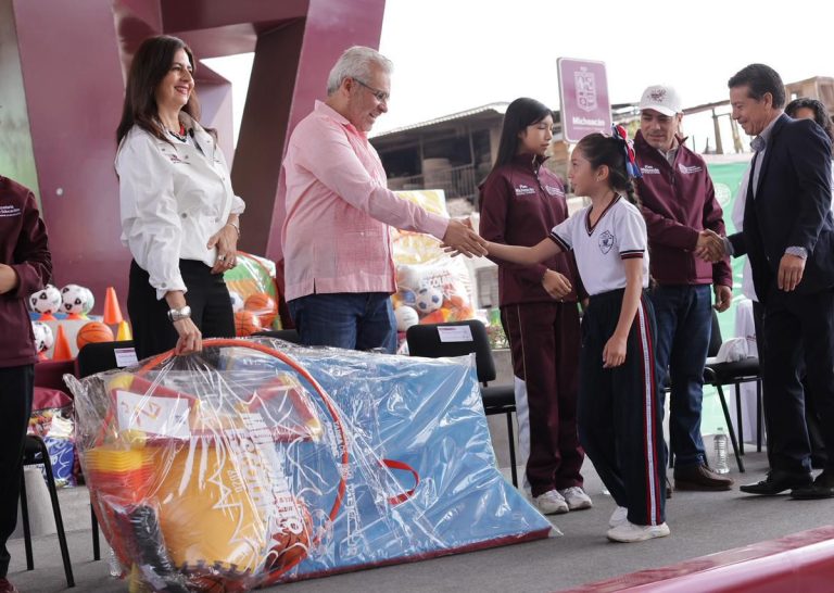 Arrancó en Uruapan entrega de material deportivo rumbo al Mundialito Escolar 2026