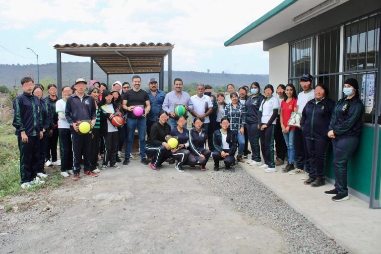 Ayuntamiento brinda apoyos para jóvenes de Cotzurio