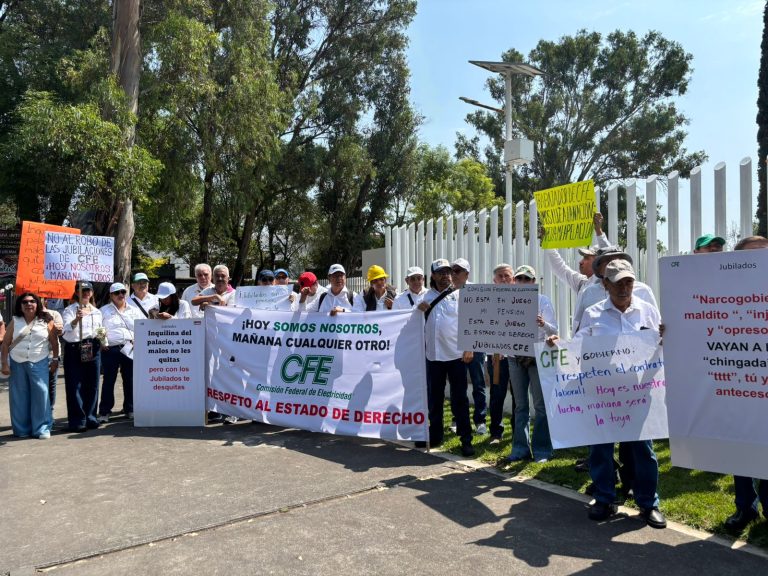 Jubilados de CFE se manifiestan de forma pacífica en Morelia por recorte a pensiones