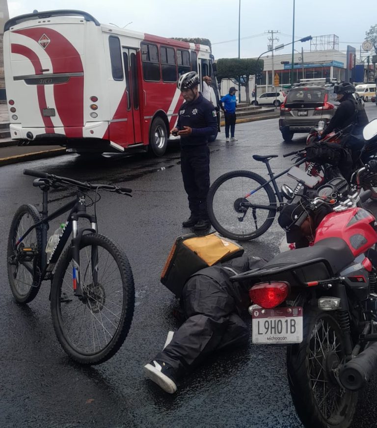 Motorepartidora queda herida tras ser impactada por camión en la Madero Poniente de Morelia