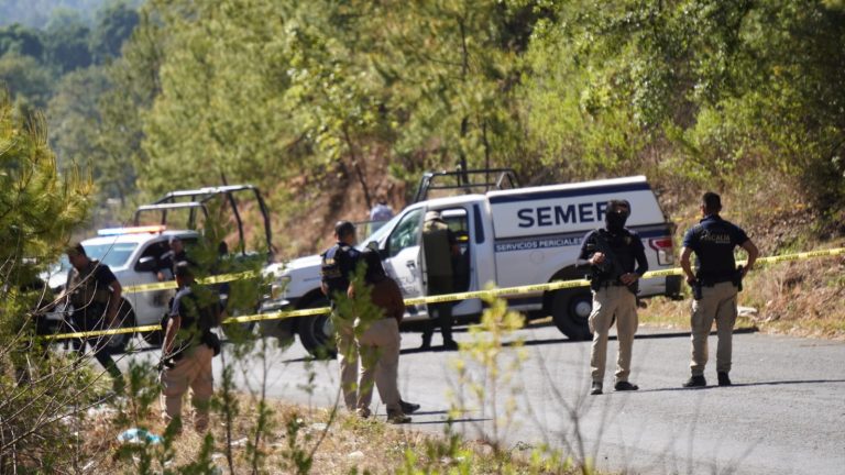 Ejecutan a dos jornaleros en carretera de Tangancícuaro