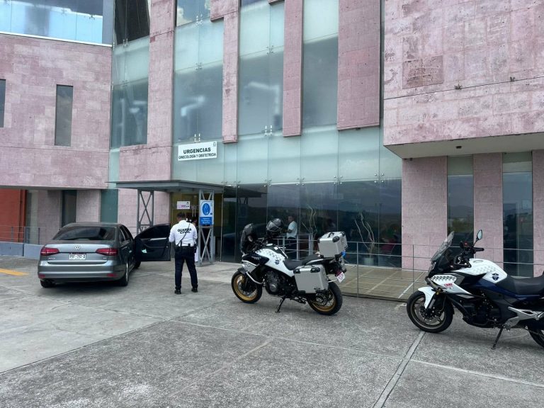 Mujer embarazada sufre descarga eléctrica; motopatrulleros la auxilian para llegar a un hospital en Morelia