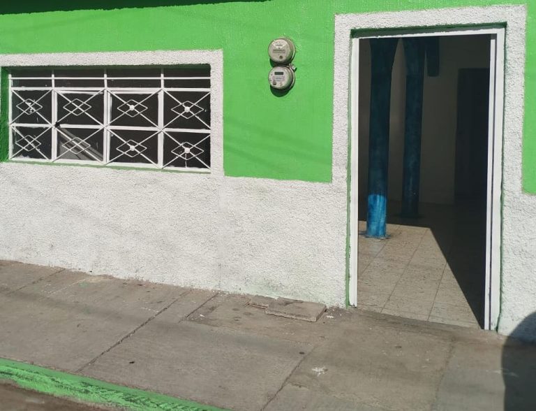 Sujeto apunta con replica de arma a policías, termina herido y detenido