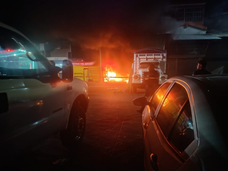 Empistolados incendian local de máquinas tragamonedas en la Central de Abastos de Morelia