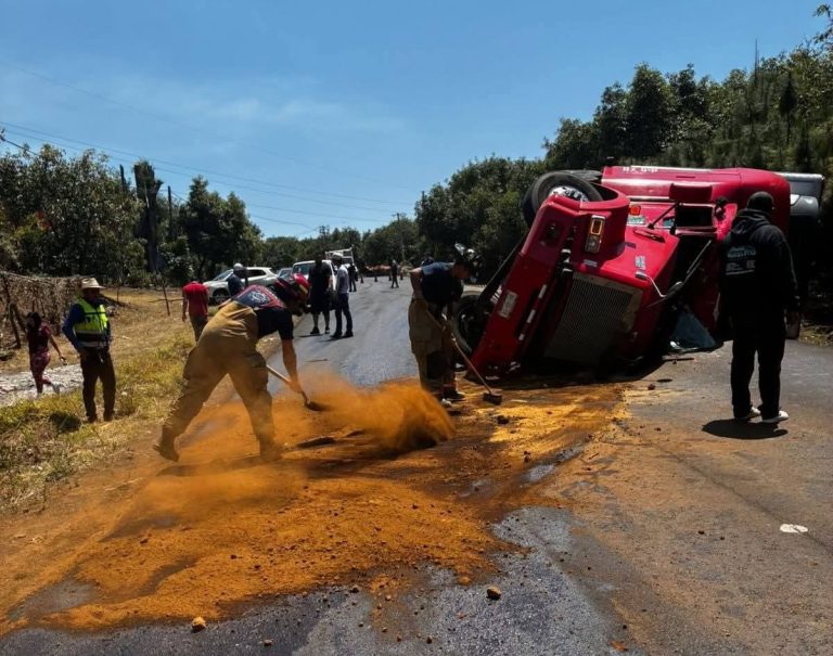 Volcadura de tráiler deja dos lesionados, sobre la carretera libre Uruapan-Lombardía
