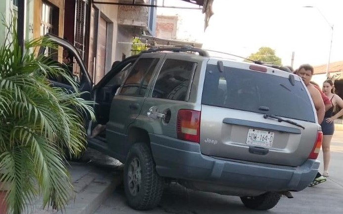 Un muerto y un herido, saldo de fatal accidente vehicular en Apatzingán