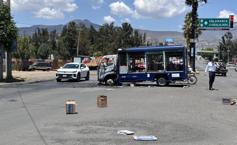 Quema de unidades y patrulla retenida marcan protesta de comuneros de Arantepacua