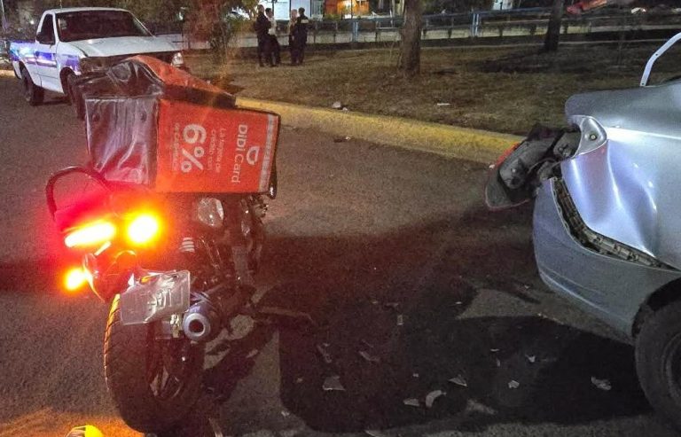 Motociclista queda herido tras ser es impactado por camioneta del Ayuntamiento de Morelia