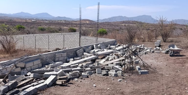 Colapso de barda en obra deja un trabajador muerto y otro gravemente herido en Huetamo