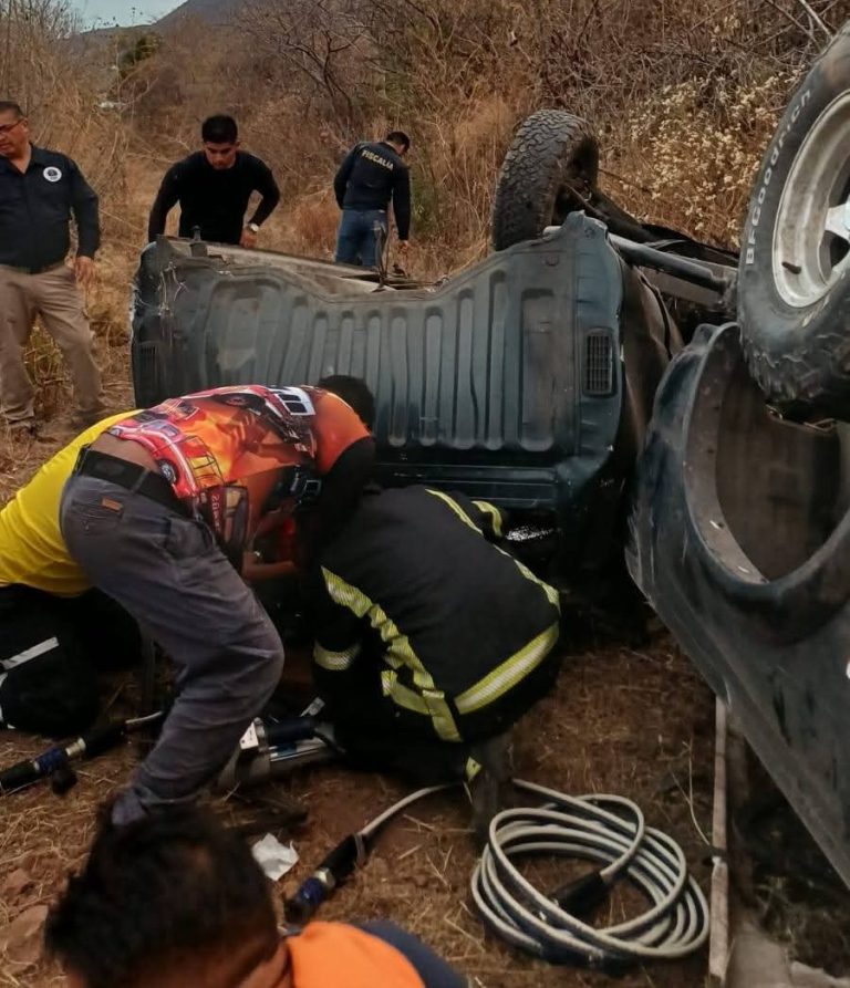 Camioneta se va a un barranco en Zitácuaro; hay un muerto y ocho lesionados