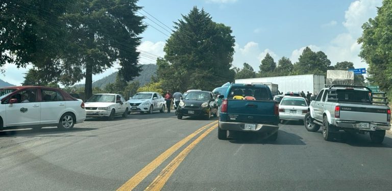 Bloquean carretera Uruapan-Paracho por desaparición de una persona