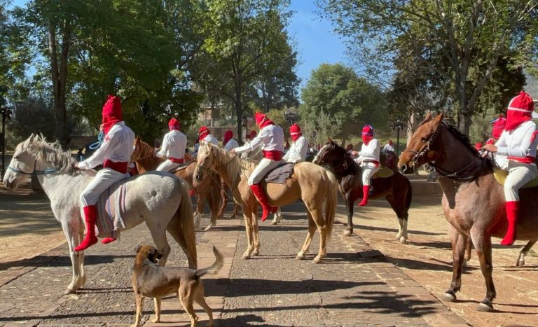 Los Espías a caballo, una tradición que se mantiene viva en Tzintzuntzan