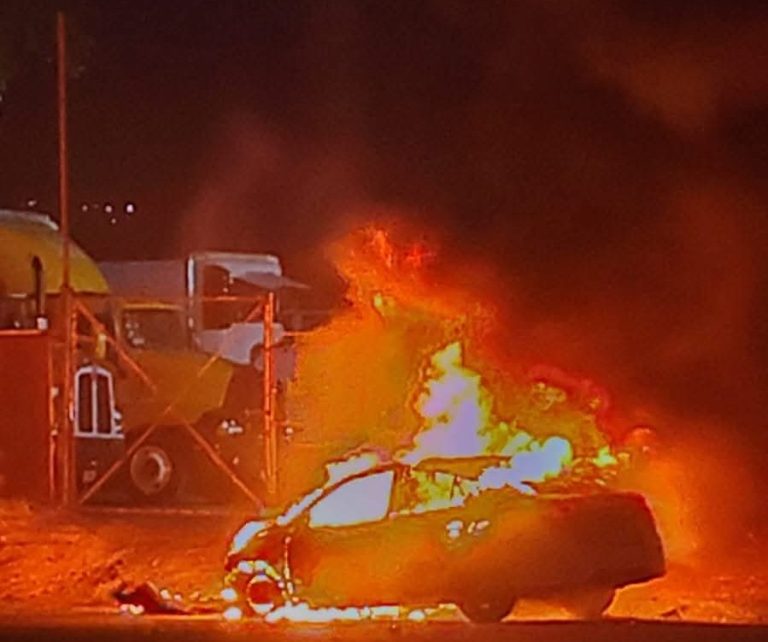 Arde automóvil a la orilla de la Morelia-Salamanca