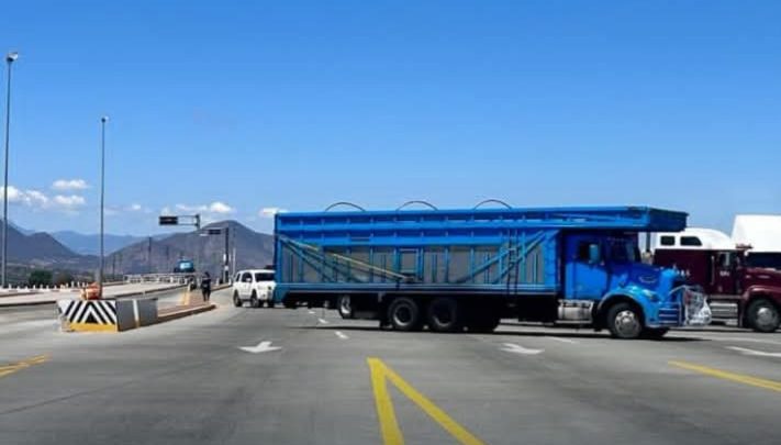 Se reporta el primer bloqueo de transportistas en Contepec