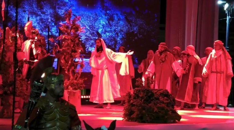 Fieles acompañan a Jesús en sus primeras horas de sufrimiento esta noche