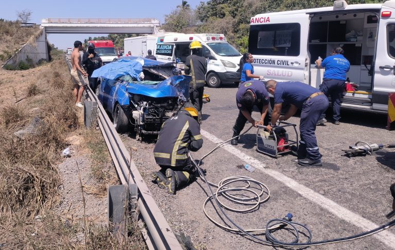 Tres lesionados tras aparatoso choque de frente en la autopista Siglo XXI