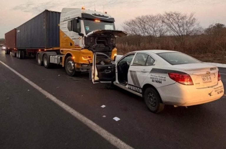 Un fallecido tras choque de frente entre un tráiler y automóvil, en la autopista Siglo XXI
