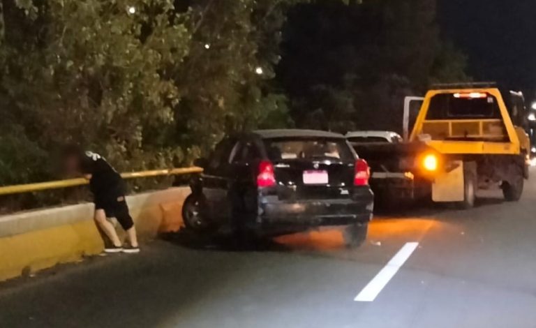 Auto choca contra barrera de protección del Libramiento Norte de Morelia