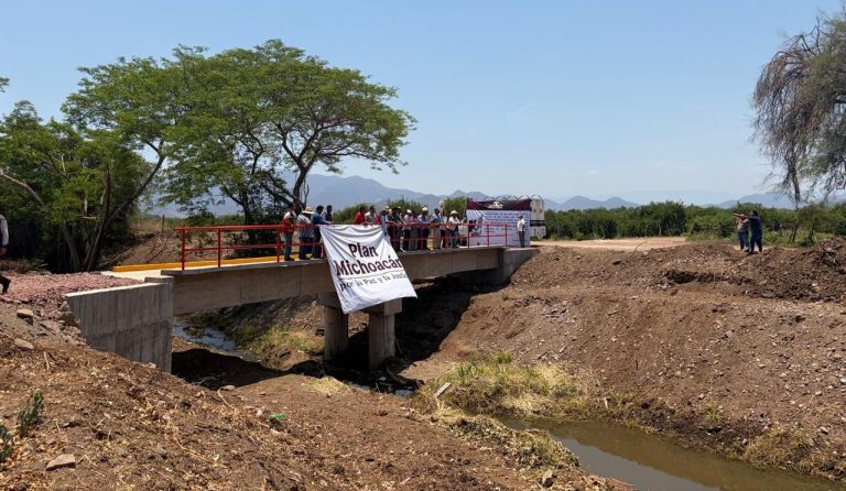 Rehabilitan puente agrícola en Apatzingán